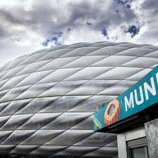 Die arena wird daher wie vorgesehen in den farben der uefa und der teilnehmenden nationen leuchten. Jbvzbrdyk5zm8m