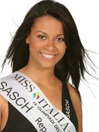 L'altra metà della Vanolifamily Wags biancoblù in prima fila tra sfilate,  selfie e tiri dalla lunetta