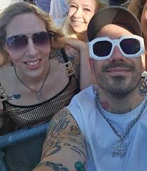 Hello 😊 Can anyone please remove the people in the background? Just me  (left) and him please. I want to use it as my phone background. Thank you! 