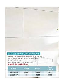 Un nouveau plafond à moindre coût. Offre Dalles En Pvc Blanc Dumawall Chez Bricomarche