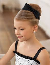 Plus belles coiffures pour demoiselle d'honneur pour vous 12 août 2016 couronne de fleurs tresse. Chignon Enfant Coiffure Fillette Coiffure Fillette Mariage Coiffure Demoiselle D Honneur