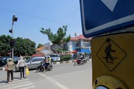 Sejumlah jalan yang tidak steril akan penyeberang jalan sembarang seperti di bundaran hotel indonesia. Rambu Penyeberangan Jalan Di Depok Tidak Berfungsi Satu Harapan