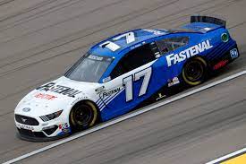Each finishing spot in the field earns a driver points, from a maximum of 40 points to the driver who finishes first, down to one point for the driver who finishes 40th. Nascar 3 Drivers Most Likely To Drop Out Of The Playoff Picture