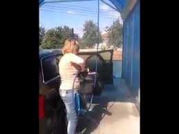 Frau Wascht Auto Mit Hochdruckreiniger Von Innen Youtube