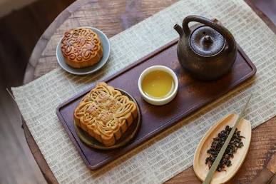 Mooncakes and hot tea served for Mid-Autumn Festival.