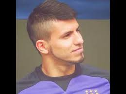 Francesco totti only needs to use some hair products to give his locks a spiky and textured appearance and styles them with a center part and into a face framing design. Sergio Aguero Hairstyle Youtube