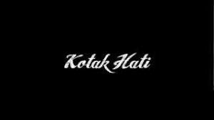 Tak usah kau terangkan ku tahu potret wajahmu di setiap penjuru curahkan deritamu padaku biarku rasa apa yang kau lalu. Chords For Hujan Kotak Hati Typography