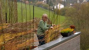 Darüber hinaus gibt es aber auch andere möglichkeiten, sich vor blicken zu schützen oder den garten einzugrenzen. Sichtschutz Und Rankgerust Aus Weiden Bauen Mdr De