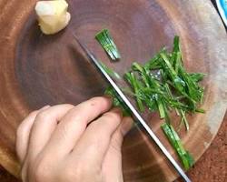 Lá chanh rửa sạch, thái nhỏ