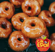 Ia dicanai dan dibentuk seperti cincin. Resepi Kuih Keria Gula Melaka