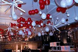 Red And White Ceiling Decorations Very Effective Way To Decorate Christmas Balloon Decorations New Years Eve Decorations Balloon Decorations