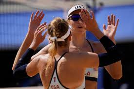 Volleyball is played by two teams on a 18m x 9m court divided by a net (2.43m high for men, 2.24m for women). R8 4rkmbpwlcam