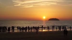 The distance between tanjung aru beach to the city center of kota kinabalu is 10 km. Shutterstock