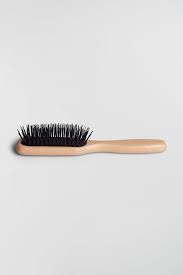 Ideal for medium to long hair lengths. Malin Hair Brush Beauty Gina Tricot