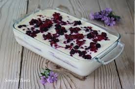 Sbattete energicamente i tuorli delle uova assieme allo zucchero semolato fino a sbianchirli, incorporate il mascarpone santa lucia e lo sciroppo di frutti di bosco. Tiramisu Ai Frutti Di Bosco