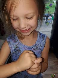 Insectophobe daughter wants to keep earthworms as pets