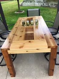 Table De Patio Cedre Massif Sur Mesure Faits A La Main Avec Integre Cache Lumineux Refroidisseurs Couleur Cedre Naturel De La T Patio Diy Table Exterieur Bois Et Barbecue De Table