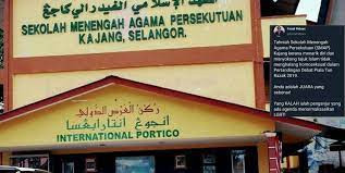 Itu pendirian mufti perlis, datuk dr mohd asri zainul abidin, berhubung usul yang dipilih untuk peserta debat piala tun razak 2019, pada isnin lalu. Kontroversi Debat Piala Tun Razak 2019 Smap Kajang Tarik Diri Bila Homoseksual Jadi Tajuk Remaja