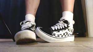 女学生荷叶边袜子最喜欢的一对 Vans 运动鞋