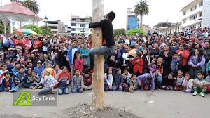 5.17 juegos tradicionales de venezuela el palo ensebado. Palo Encebado Subir Un Palo Engrasado Y Llevarse El Botin Youtube