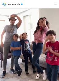 Paty manterola schwanger mit zwillingen. Paty Manterola Appears In Sexy Bata With Her Three Children And Her Husband But They End Up Mistaking Her For Paty Navidad The Canadian