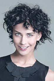 Kurze Schwarze Haare Mit Wilden Locken Kurze Haare Locken Kurze Schwarze Haare Kurzhaarfrisur Locken