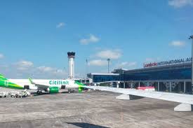 Banyak orang yang beranggapan bahwa saat menjadi seorang tukang parkir pesawat maka akan memperoleh pekerjaan yang menguntungkan. Catat Ini Syarat Perjalanan Di Bandara Lombok Selama Ppkm Darurat Halaman All Kompas Com