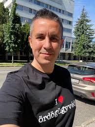 Továbbra sem tudjuk, ki az ördög ügyvédje Az viszont büszkeséggel tölt el,  hogy a bíróság szerint én a segédje vagyok. Ezek szerint ha nem is az ördög  ügyvédjeként, de annak segédjeként segítettem