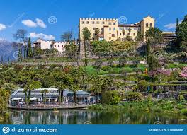 Meran südtirol gartendesign ideen garten design inspirierend einzigartig italien welt urlaub wunderbare welt. Panorama Av Slotten Och Botaniska Tradgardar Av Trauttmansdorff I Ett Fjallanglandskap Av Meran Merano Landskap Bolzano Sodra Ty Arkivfoto Bild Av Atlantiska 146173728