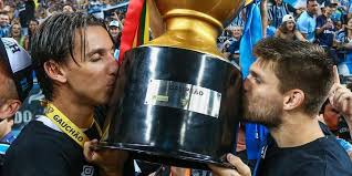 Beijo Na Taca De Geromel E Kannemann E A Marca Dos Titulos Do Gremio