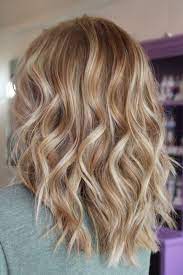 Mit einer guten kur die in der regel zur packung gehört werden die angegriffenen blondierten haarsträhnen wieder geglättet, damit sie ihren vollen glanz entfalten können. Haarfarbe Caramel Blond Mittellange Haare Romantische Locken Schones Bilder Gb Bilder Whatsapp Bilder Gb Pics Facebook Bilder Caramel Haarfarbe Haarfarben Caramel Blond Blonde Mittellange Haare