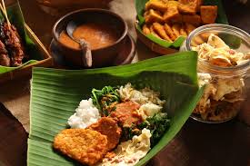 Pecel pecel pincuk legendaris di madiun | benoe makannya nambah. Yuk Traveling Sambil Coba 7 Nasi Pecel Lezat Di Pulau Jawa