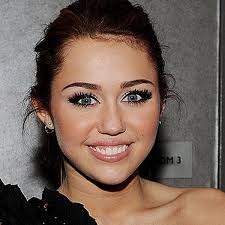 Anschließend lautet die frage, wie lange dauert es bis eine mandel op verheilt ist? Hals Miley Cyrus Nach Mandel Op In Sorge Um Bruder Bunte De