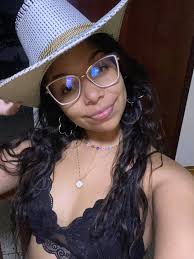 older men? do i even look pretty? i don't get any likes.. 🙁🥴