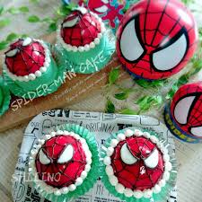 こんにちわ １週間の始まり とってもいいお天気ですね 気持ちいい 先日 子供部屋をお掃除 してたらusjのスパイダーマンの空き缶を見つけて思い付いたケーキ 青く色付けしたロールケーキ 生地にイチゴと練乳クリームを巻いたボトムに ストロベリーチーズケーキ