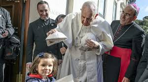 Wir dokumentieren hier die predigt von papst franziskus bei der messe zum aschermittwoch im petersdom in der offiziellen deutschen übersetzung. Papst Franziskus 2 V R Tauscht In Fatima Seinen Pileolus Mit Dem Eines Kindes Domradio De