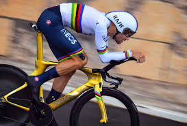 Campione del mondo in carica a cronometro, capace di non per niente è superpippo, top ganna, un gigante in bicicletta, orgoglio del papà che andò alle. Blauer Blitz Fur Den Giro Pinarello Tt Bolide Von Filippo Ganna Rennrad News De