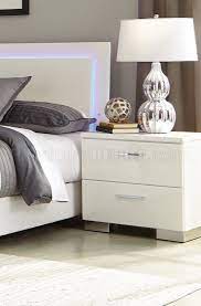 The contemporary bed will be an exquisite addition to your bedroom. Felicity 203500 Bedroom Set 5pc In White By Coaster