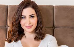 الجميلة نسرين طافش تستعرض قططها في غرفة نومها وتعل ق تغنيج قبل النوم فيديو