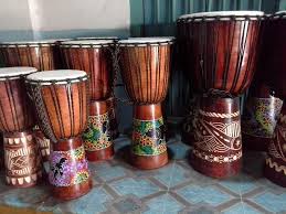 Alat musik ini merupakan jenis alat musik pukul seperti gendang namun memiliki ukuran lebih kecil dan lebih ramping dibanding dengan gendang jawa. Kendang Jimbe Ala Desa Ngebruk Sumberpucung Ngalam Co