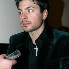 Ljubljana, kafe Grand Hotela Union, 6. 9. 2005. (Promocija albuma „Pratim  te“) Toše Proeski, čiji je tada najnoviji album „Pratim te“ dominirao na  vrhu liste najprodavanijih CD-ova, kako u Sloveniji tako i u