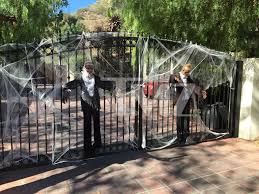Decorate your fence and add showstopping curb appeal with these easy diy ideas that let you personalize your yard. 5 Great Halloween Fence Decoration Ideas Etandoz
