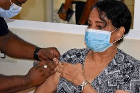 Ruim 200.000 mensen lieten zich dit weekend testen via testen voor toegang en meer dan 2 miljoen mensen maakten een vaccinatiebewijs aan. 25 000ste Vaccinatie In Suriname Is Voor 72 Jarige Waterkant