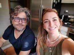 La actriz regina blandón respondió si estaría dispuesta a interpretar una vez más a la niña rara de 'la familia p. Como Pocas Veces Regina Blandon Posa Junto A Su Novio Martin Altomaro