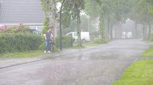 In meerdere regio's zijn grote problemen ontstaan door regen, wind en bliksem. Plaatselijk Noodweer In Drenthe Het Waren Typische Zomerbuien Rtv Drenthe