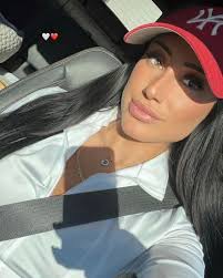 Roxanne : le jeudi, vendredi et samedi, à Vanier! 👯‍♀️ 📍Vanier: 1155  Wilfrid-Hamel 📍Ancienne-Lorette: 6075 Wilfrid-Hamel 📍Charlesbourg: 2101  Bouvreuils (coin Henri-Bourassa) Prévente calendrier 2025 : lien dans la  bio 📅 @roxfiset