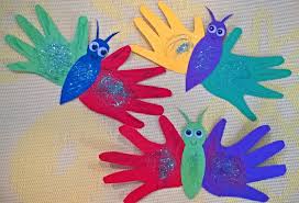 Kleinkinder U3 Spielideen Bastelideen Buchtips Und Basteln Mit Kunststoff Heimwerke In 2020 Classroom Valentines Crafts Handprint Butterfly Preschool Valentine Crafts