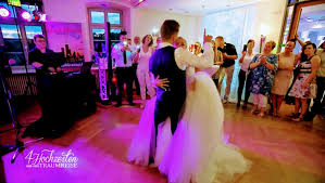 Dabei stellt er einen so schönen moment bei jeder hochzeit dar. Die Schoensten Hochzeitslieder Fuer Den Eroeffnungstanz Tipps Von Kathleen Saarland Rheinland Pfalz Und Luxemburg