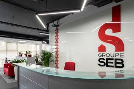 Outdoor, in the bank building hours: Seb Group