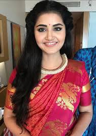 The hairstyle you see in this picture might look a lot difficult, but in reality it is as simple as anything. Simple Hairstyle For Saree Simple Hair Style
